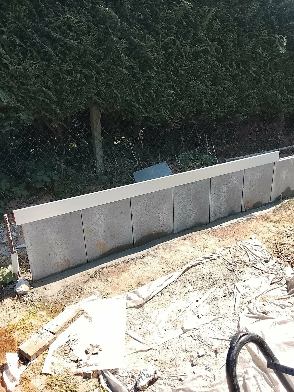 Couvre-murs posés sur un muret de jardin