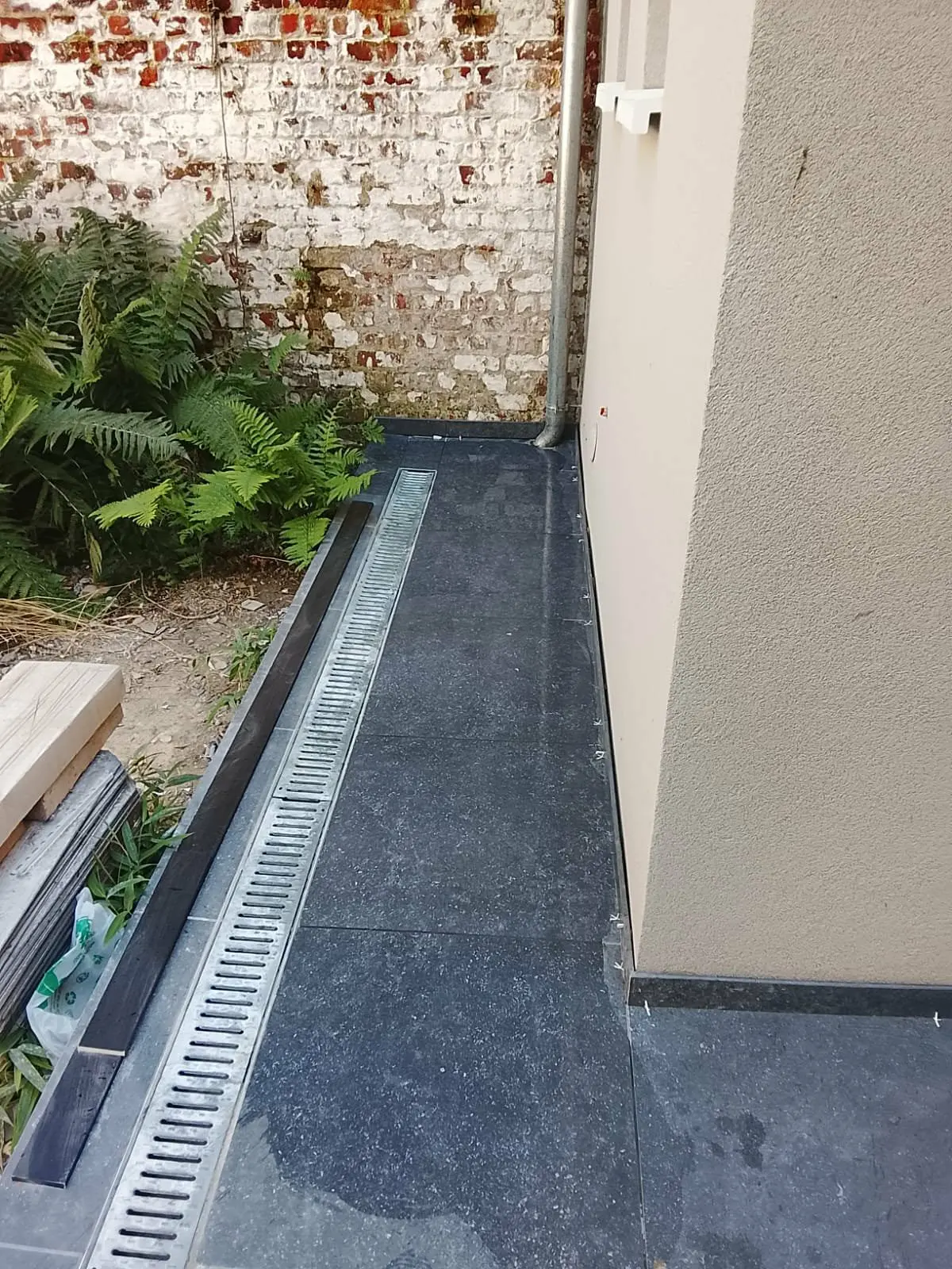 Terrasse carrelée le long d'un caniveau, de la pose à la finition, terminée